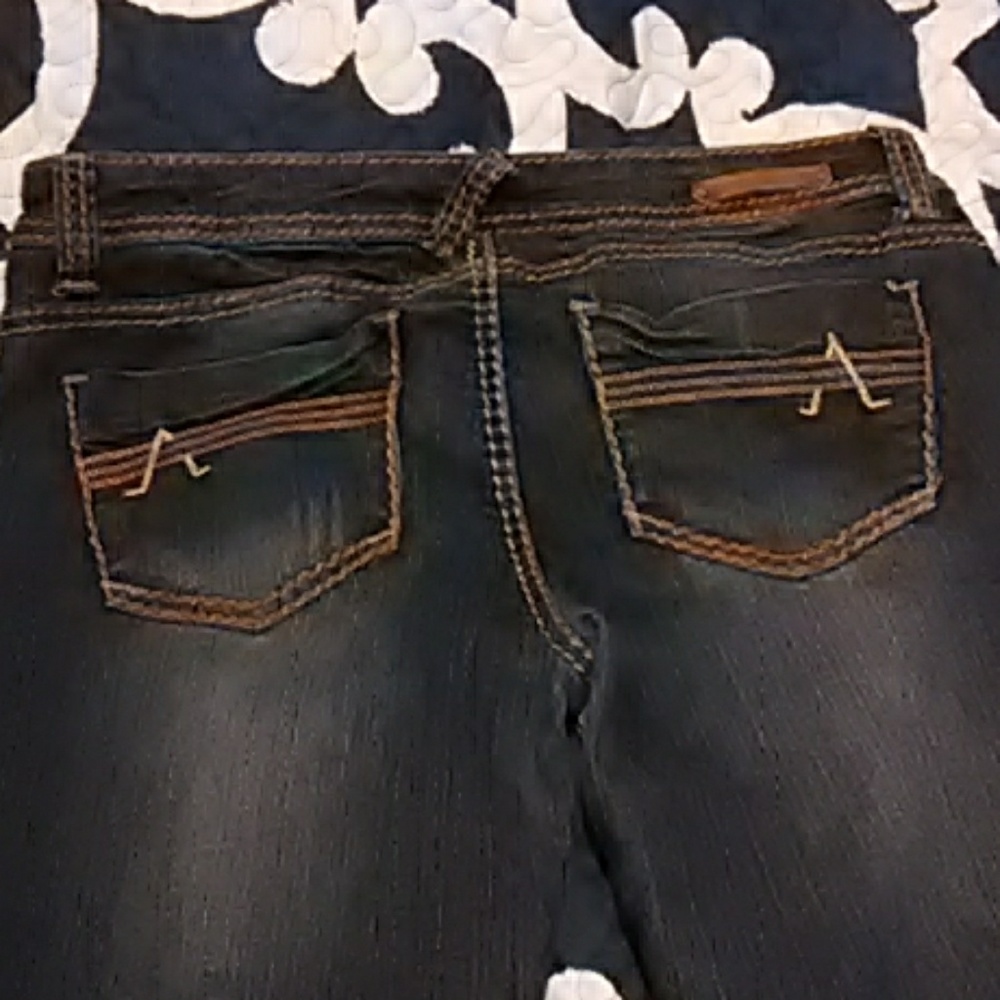 Juniors Almost Famous distressed jean Capri's